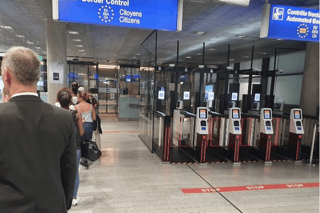 De longues files peuvent se former au moment du contrôle des passeports. (Photo: Paperjam)