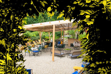 Le long de la Moselle, l’hôtel-restaurant Suma a eu la bonne idée d’installer un bar/guinguette canon dans son jardin, pour des apéros (et bien plus) à la fraîche! (Design: Sascha Timplan/Maison Moderne)