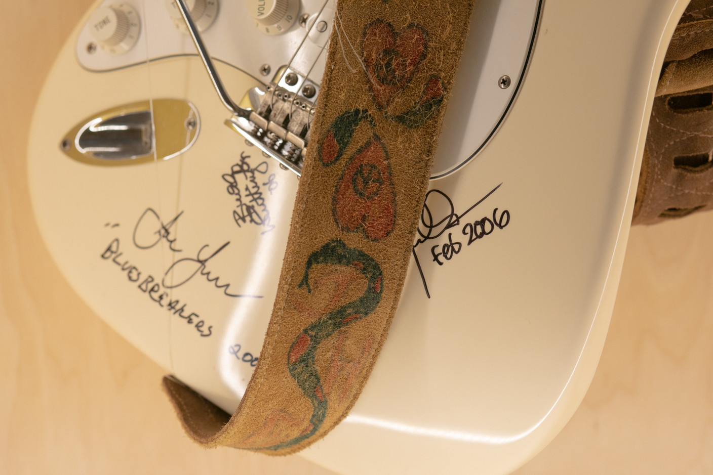 La fameuse sangle peinte à la main par Jimi Hendrix.  (Photo: Matic Zorman/Maison Moderne)