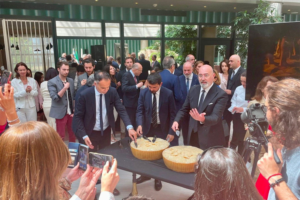 Début juin, le CEO de Gulliver, Giuseppe Capoferri (à gauche, près de la table), a répondu à l’invitation de l’ambassadeur d’Italie au Luxembourg et du président de la région d’Émilie-Romagne, Stefano Bonaccini (à droite). (Photo: Gulliver)