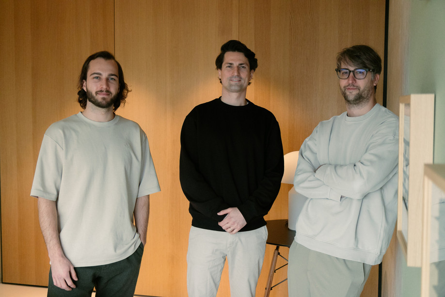 Felix Hemmerling (left), co-founder of Kodehyve, and Misch Strotz (right), CEO of LetzAI and a leading local figure in artificial intelligence, are two of the “fairy godmothers” supporting Torge Schwandt in the Habiata project. (Photo: Habiata)