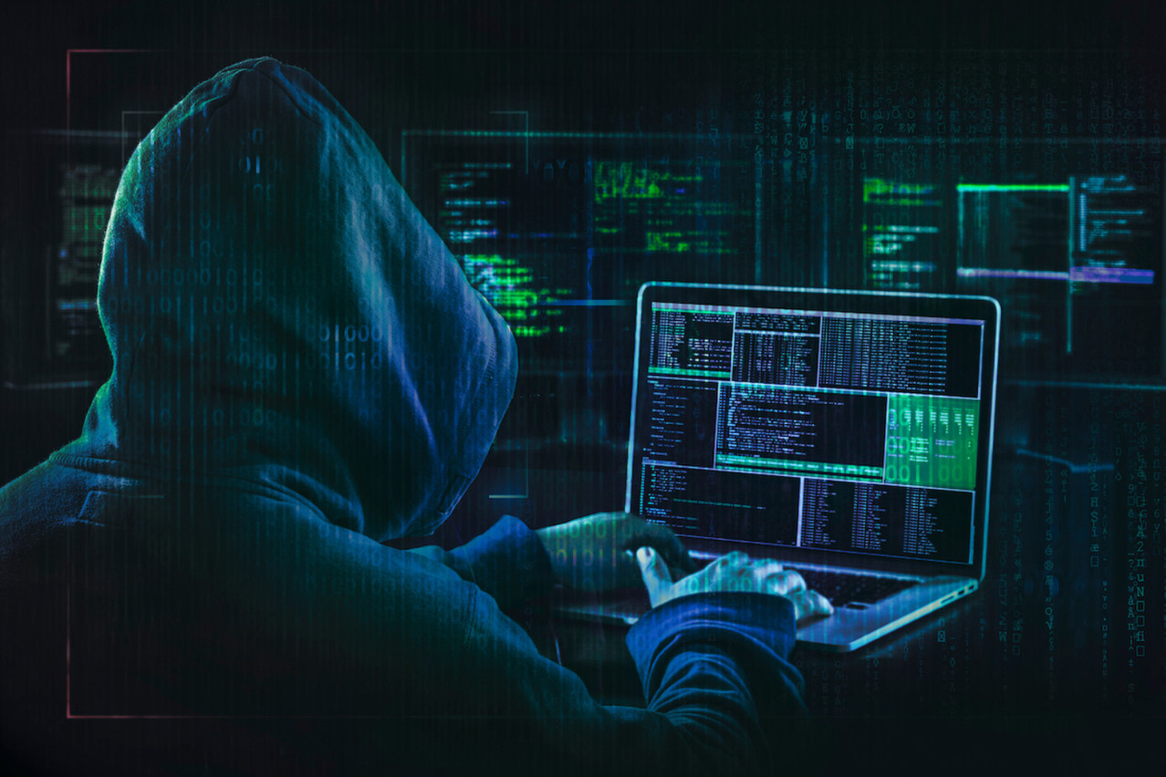 Le hacker à cagoule, un cliché qui perdure. Souvent utilisé par les hackers eux-mêmes pour revendiquer leurs cyberattaques. (Photo: Shutterstock)