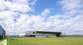 Le hall sportif fait la liaison entre une zone haute et une zone basse à Bissen. ((Photo: Holweck Bingen Architectes))