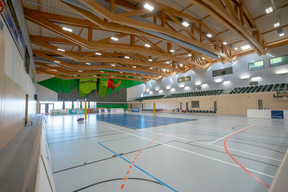 À l’intérieur, on trouve une salle multisport, un mur d’escalade et des gradins. ((Photo: Holweck Bingen Architectes))