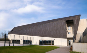 Des ouvertures vitrées permettent l’entrée de lumière naturelle sur le terrain de sport. ((Photo : Holweck Bingen Architectes))