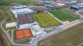 Le centre sportif est positionné à proximité des terrains de tennis et de football. ((Photo : Holweck Bingen Architectes))