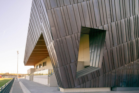 La façade du centre sportif a été réalisée avec un bardage en cuivre. (Photo: Holweck Bingen Architectes)