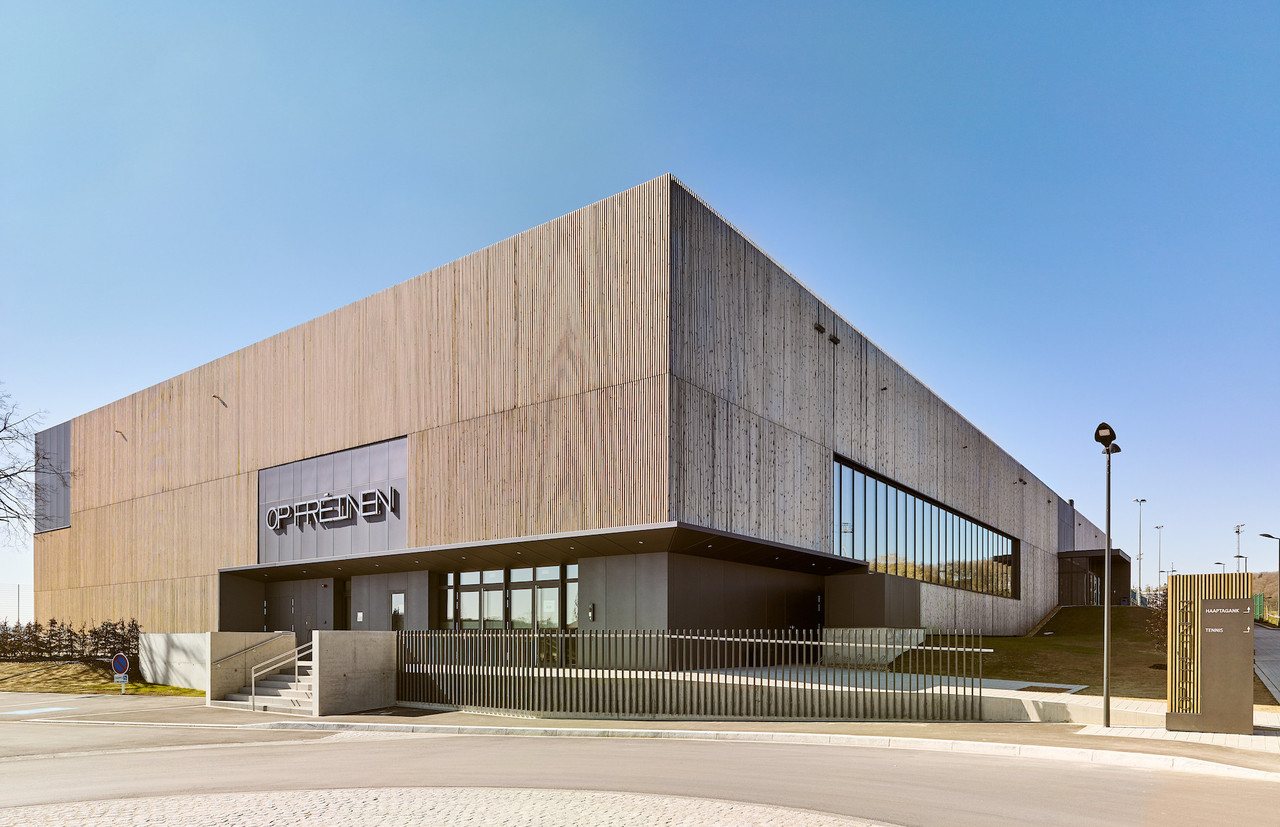 Le centre sportif présente un volume compact recouvert d’un bardage en lamelles de bois verticales. (Photo: Andrés Lejona/Maison Moderne)