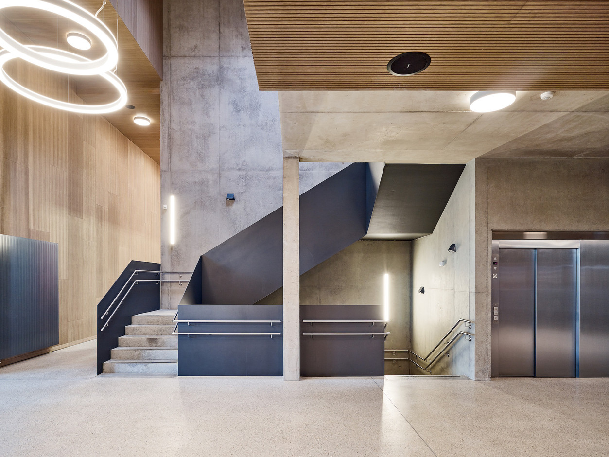 La structure du bâtiment se laisse lire, et les matériaux comme le béton sont utilisés aussi pour leur qualité esthétique. (Photo: Andrés Lejona/Maison Moderne)