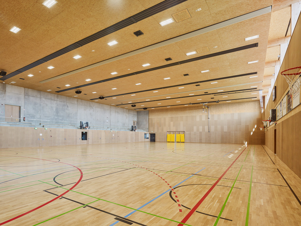 La salle de sport est divisible en trois unités et profite d’une entrée de lumière naturelle. (Photo: Andrés Lejona/Maison Moderne)