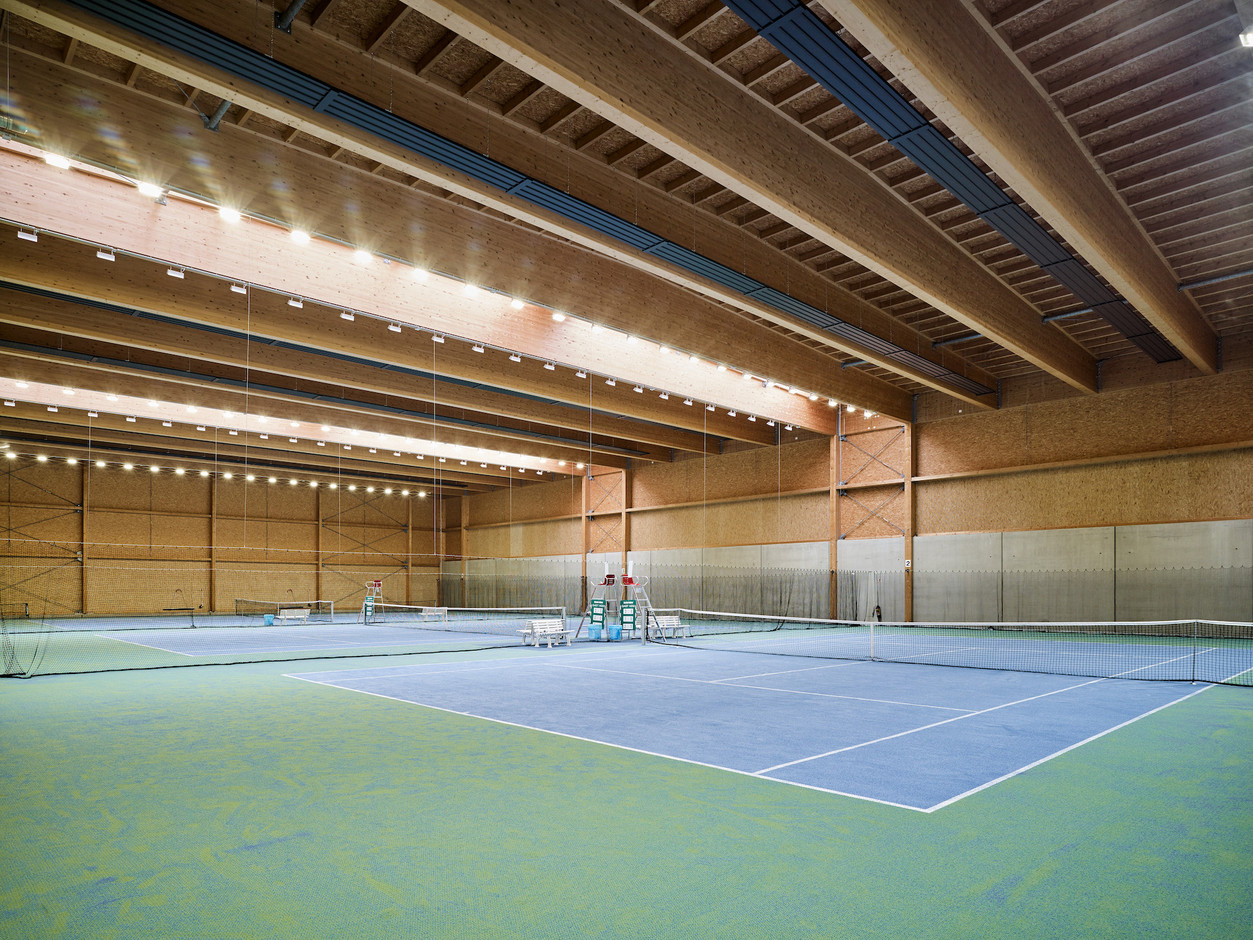 Quatre courts de tennis complètent ce nouvel équipement sportif. (Photo: Andrés Lejona/Maison Moderne)