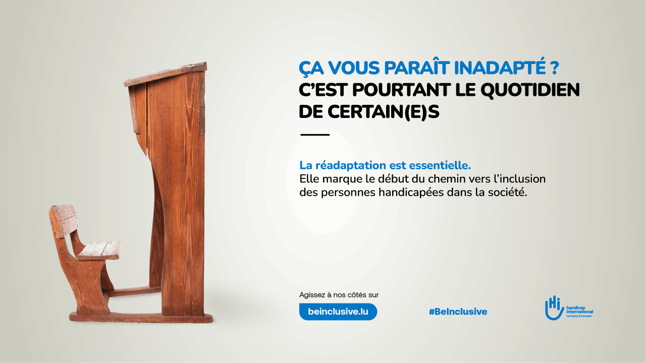 Un pupitre d’école, un vélo, une porte: les trois visuels de la campagne #BeInclusive s’appuient sur des objets du quotidien. (Photo: Handicap International Luxembourg)