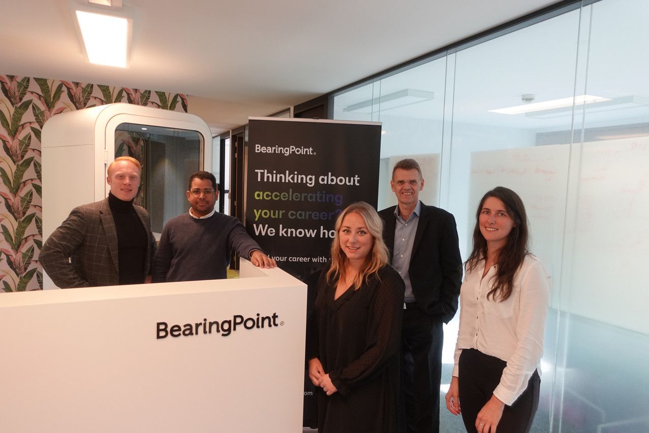 BearingPoint Luxembourg’s team celebrate the company’s fifth anniversary at their premises. (Photo: BearingPoint)