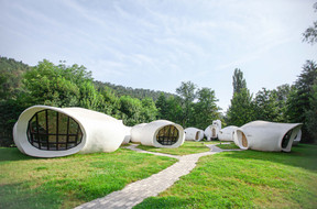 The bubble chambers are arranged in a circle and oriented to avoid overlooking each other. Photo: bestioleprod