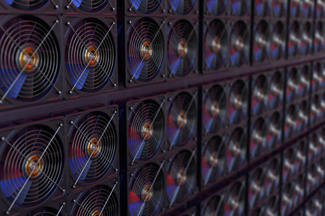 Une ferme à bitcoins, où des ordinateurs en réseau vont opérer des dizaines de milliers de calculs à toute vitesse pour résoudre un problème et empocher une récompense en bitcoins. À 50.000 euros le bitcoin, les vocations se comptent en milliers et consomment l’électricité à tout va. (Photo: Shutterstock)