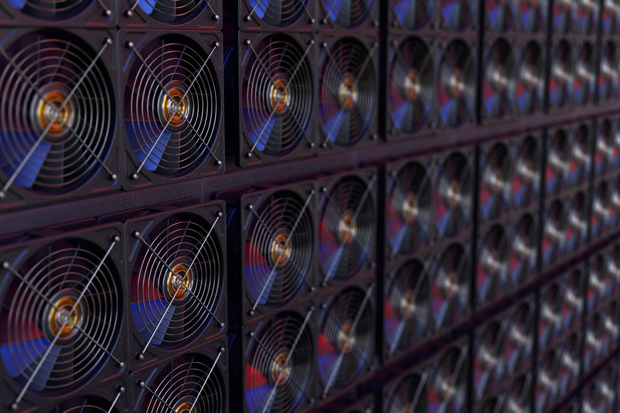 Une ferme à bitcoins, où des ordinateurs en réseau vont opérer des dizaines de milliers de calculs à toute vitesse pour résoudre un problème et empocher une récompense en bitcoins. À 50.000 euros le bitcoin, les vocations se comptent en milliers et consomment l’électricité à tout va. (Photo: Shutterstock)