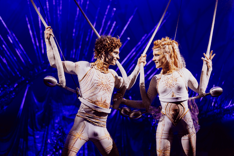 Deux acrobates d’«Alegria», un des spectacles mythiques du Cirque du Soleil qui explore «la quête de pouvoir, la soif de changement et le triomphe de la lumière sur l’obscurité»… (Photo: Cirque du Soleil)