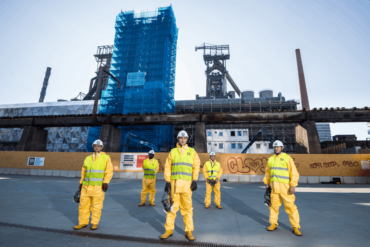 L es équipes de nettoyage Samsic, devant les Hauts - Fourneaux de Belval Nader Ghavami