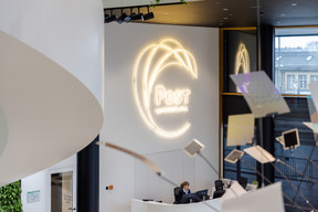 Le logo de Post Luxembourg est repris en néon dans le hall d’entrée. (Photo: Romain Gamba/Maison Moderne)