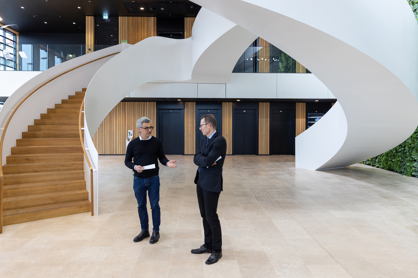 Shahram Agaajani, co-fondateur de Metaform Architects et Pierre Zimmer, directeur général adjoint de Post Luxembourg. (Photo: Romain Gamba/Maison Moderne)