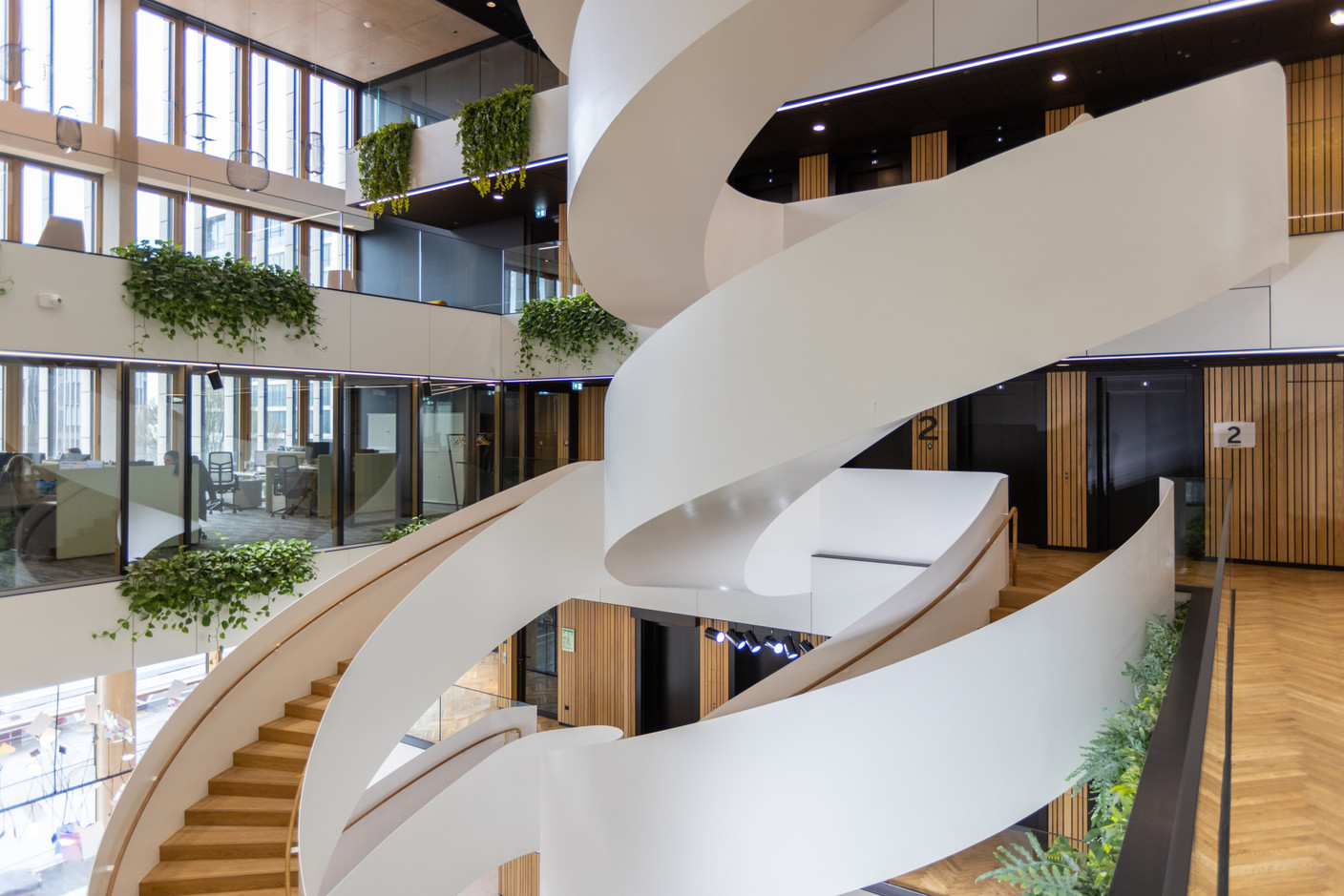 L’axe de circulation verticale occupe une place centrale dans l’atrium. (Photo: Romain Gamba/Maison Moderne)