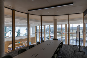 From this meeting room, you can see both the Post shop area and the station square. Photo: Romain Gamba/Maison Moderne