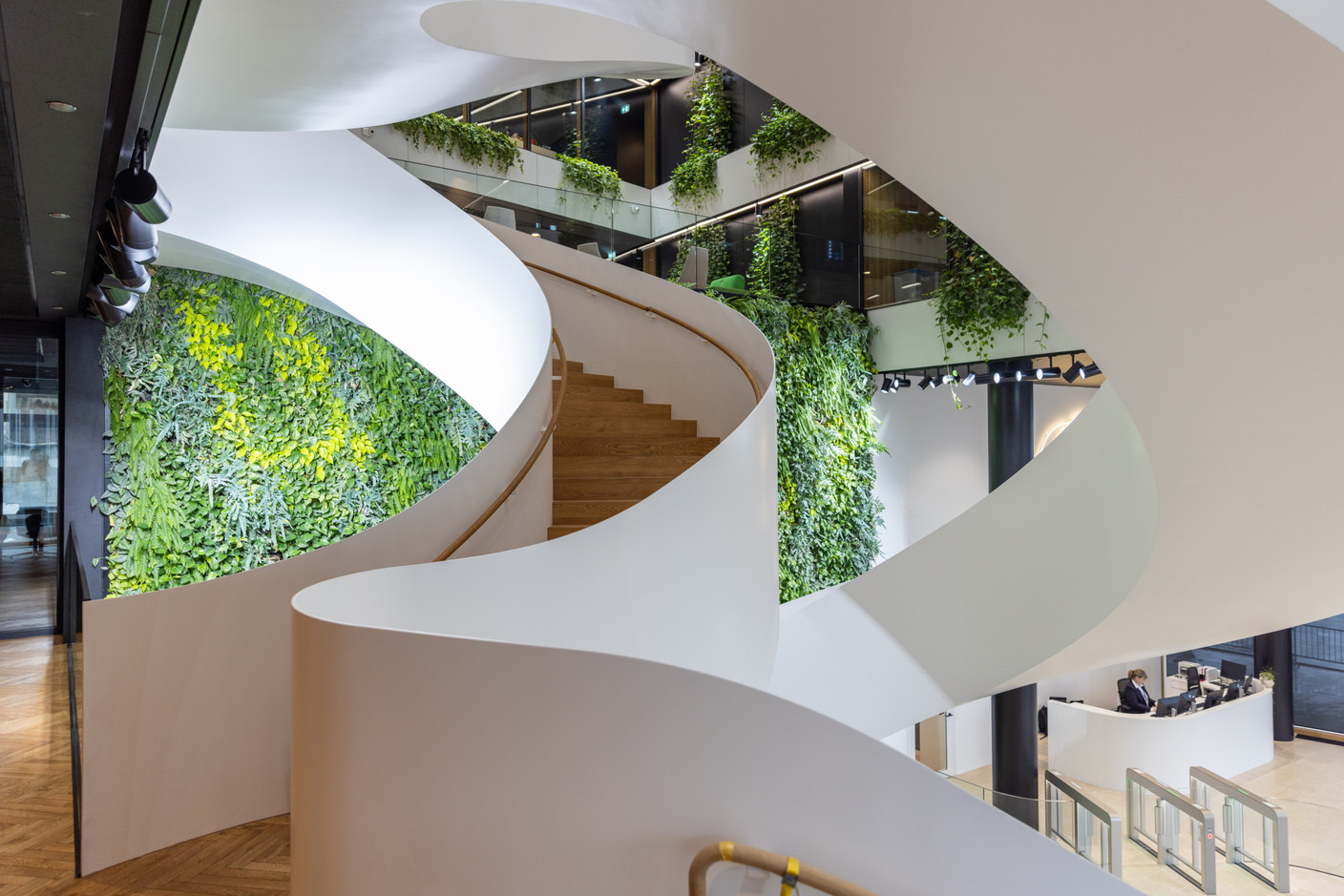 The metal staircase is a very impressive piece. Photo: Romain Gamba/Maison Moderne
