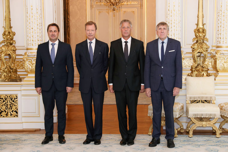 Le Premier ministre Xavier Bettel et le vice-Premier ministre François Bausch étaient présents pour l’assermentation de leur nouveau collègue. (Cour grand-ducale/Sophie Margue)