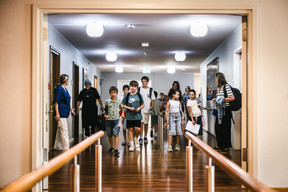 Henri Leconte met with the residents of the Elysis care home in Luxembourg-Kirchberg, their relatives and families, the Elysis staff, and around twenty children from Strassen Primary School. (Photo: Boris Patzek)