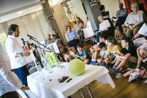 Henri Leconte met with the residents of the Elysis care home in Luxembourg-Kirchberg, their relatives and families, the Elysis staff, and around twenty children from Strassen Primary School. (Photo: Boris Patzek)