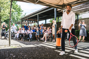 Henri Leconte met with the residents of the Elysis care home in Luxembourg-Kirchberg, their relatives and families, the Elysis staff, and around twenty children from Strassen Primary School. (Photo: Boris Patzek)