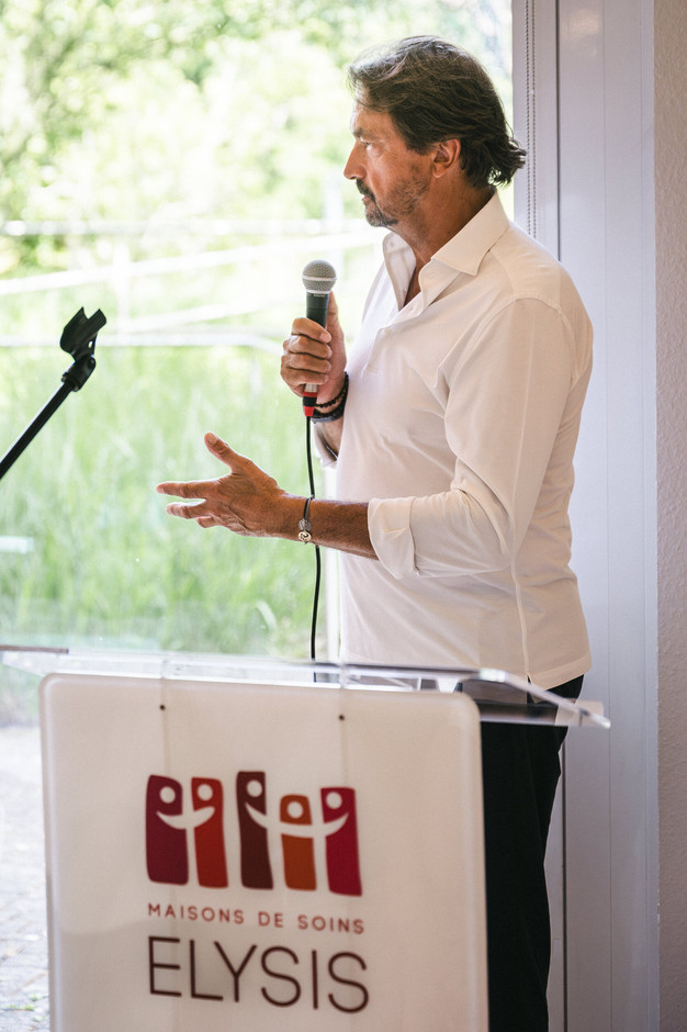 Henri Leconte met with the residents of the Elysis care home in Luxembourg-Kirchberg, their relatives and families, the Elysis staff, and around twenty children from Strassen Primary School. (Photo: Boris Patzek)