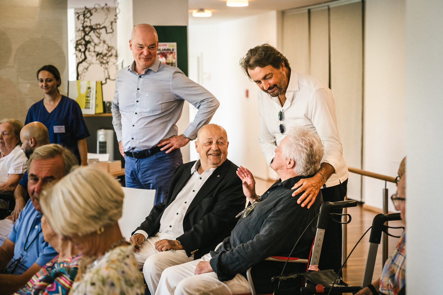 Henri Leconte met with the residents of the Elysis care home in Luxembourg-Kirchberg, their relatives and families, the Elysis staff, and around twenty children from Strassen Primary School. (Photo: Boris Patzek)