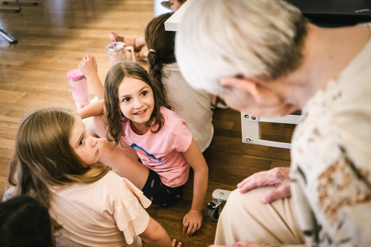 Henri Leconte met with the residents of the Elysis care home in Luxembourg-Kirchberg, their relatives and families, the Elysis staff, and around twenty children from Strassen Primary School. (Photo: Boris Patzek)