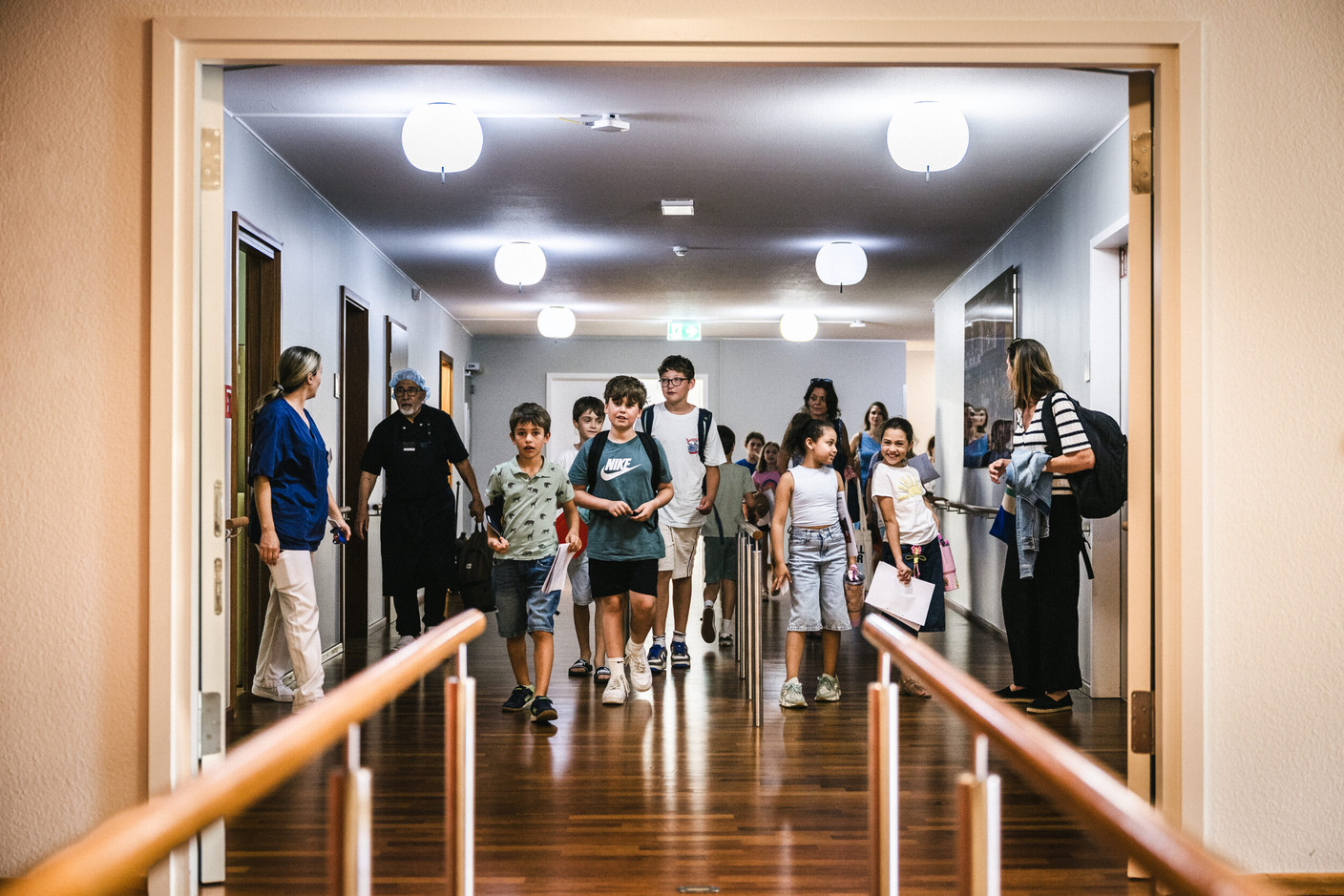 Henri Leconte met with the residents of the Elysis care home in Luxembourg-Kirchberg, their relatives and families, the Elysis staff, and around twenty children from Strassen Primary School. (Photo: Boris Patzek)