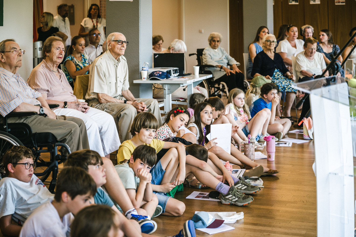 Henri Leconte met with the residents of the Elysis care home in Luxembourg-Kirchberg, their relatives and families, the Elysis staff, and around twenty children from Strassen Primary School. (Photo: Boris Patzek)