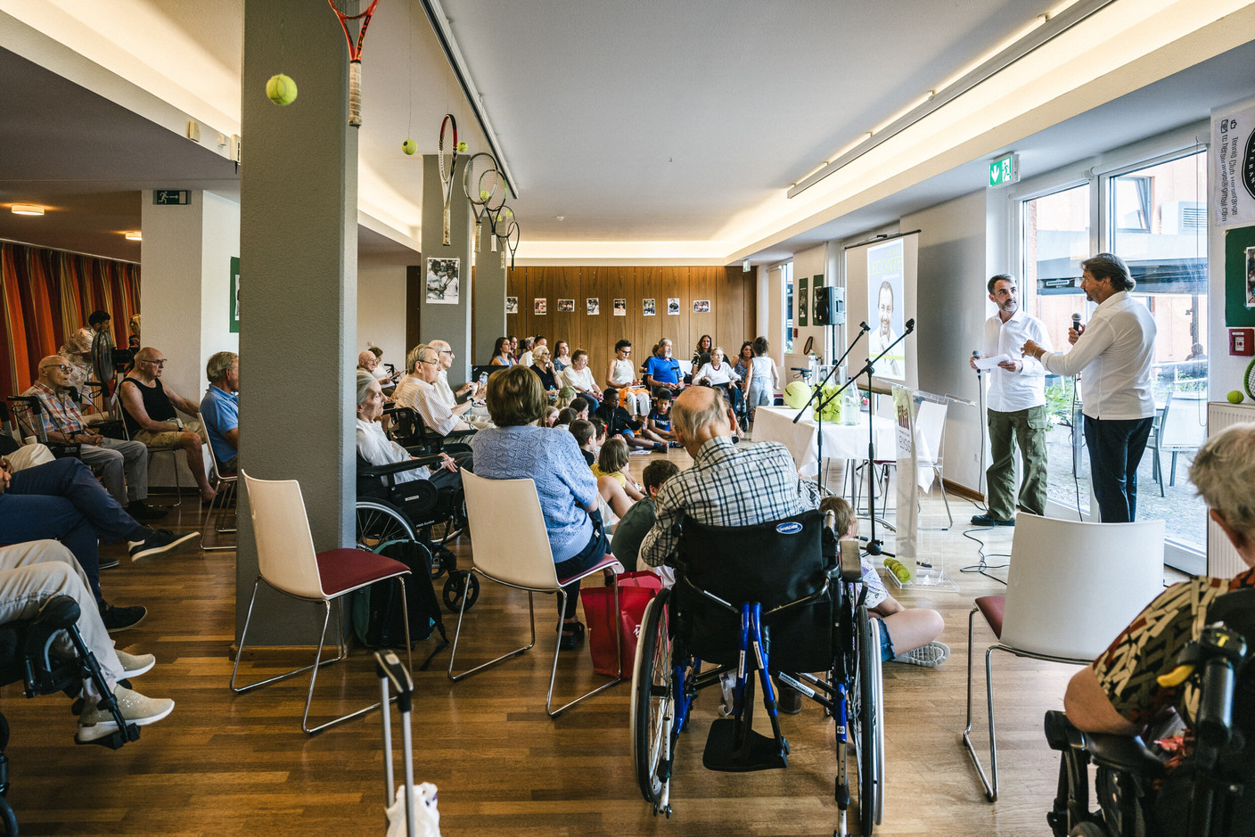 Henri Leconte met with the residents of the Elysis care home in Luxembourg-Kirchberg, their relatives and families, the Elysis staff, and around twenty children from Strassen Primary School. (Photo: Boris Patzek)