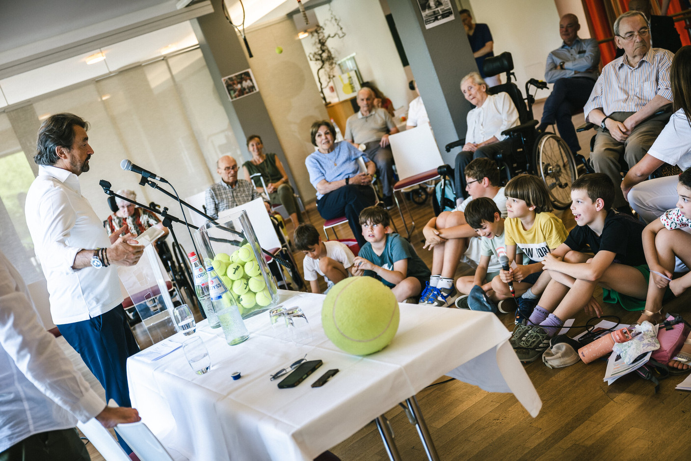 Henri Leconte met with the residents of the Elysis care home in Luxembourg-Kirchberg, their relatives and families, the Elysis staff, and around twenty children from Strassen Primary School. (Photo: Boris Patzek)