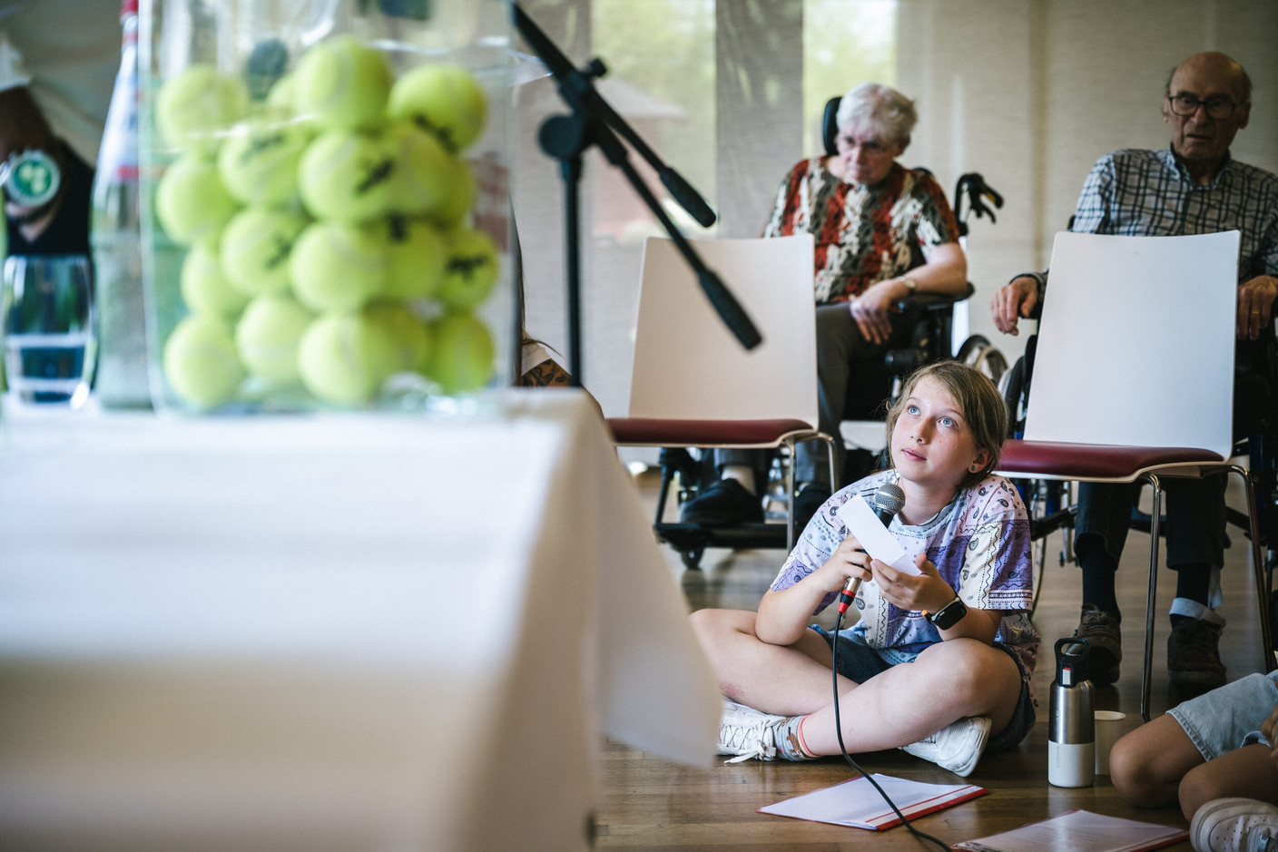 Henri Leconte met with the residents of the Elysis care home in Luxembourg-Kirchberg, their relatives and families, the Elysis staff, and around twenty children from Strassen Primary School. (Photo: Boris Patzek)