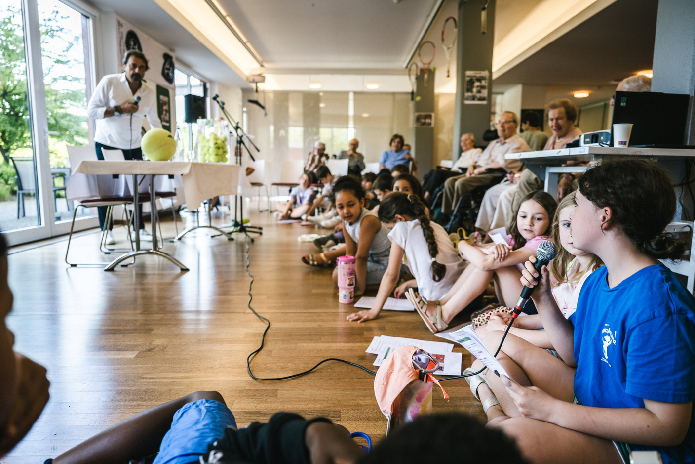 Henri Leconte met with the residents of the Elysis care home in Luxembourg-Kirchberg, their relatives and families, the Elysis staff, and around twenty children from Strassen Primary School. (Photo: Boris Patzek)