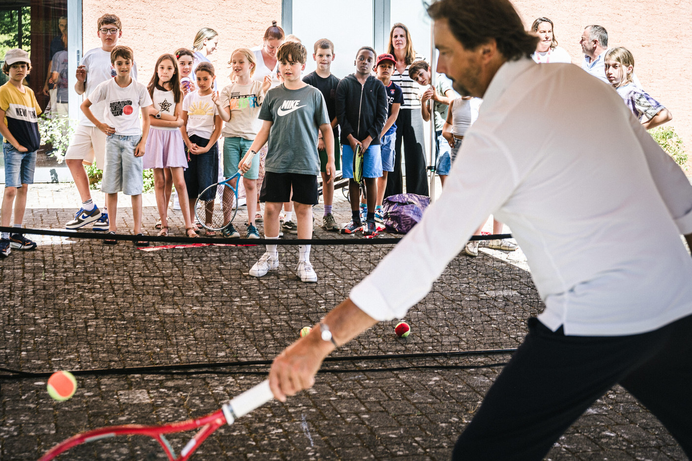 Henri Leconte met with the residents of the Elysis care home in Luxembourg-Kirchberg, their relatives and families, the Elysis staff, and around twenty children from Strassen Primary School. (Photo: Boris Patzek)