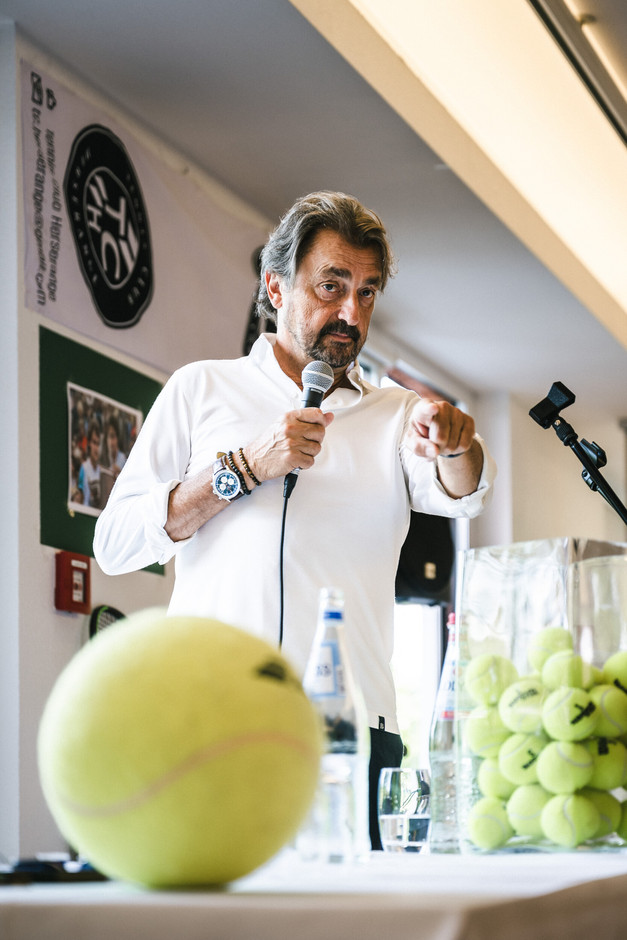 Henri Leconte met with the residents of the Elysis care home in Luxembourg-Kirchberg, their relatives and families, the Elysis staff, and around twenty children from Strassen Primary School. (Photo: Boris Patzek)