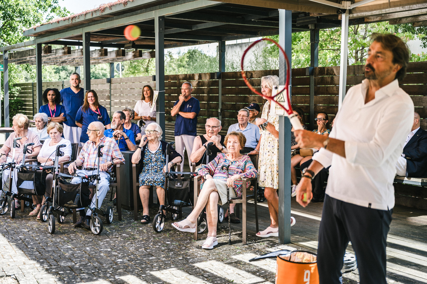 Henri Leconte met with the residents of the Elysis care home in Luxembourg-Kirchberg, their relatives and families, the Elysis staff, and around twenty children from Strassen Primary School. (Photo: Boris Patzek)
