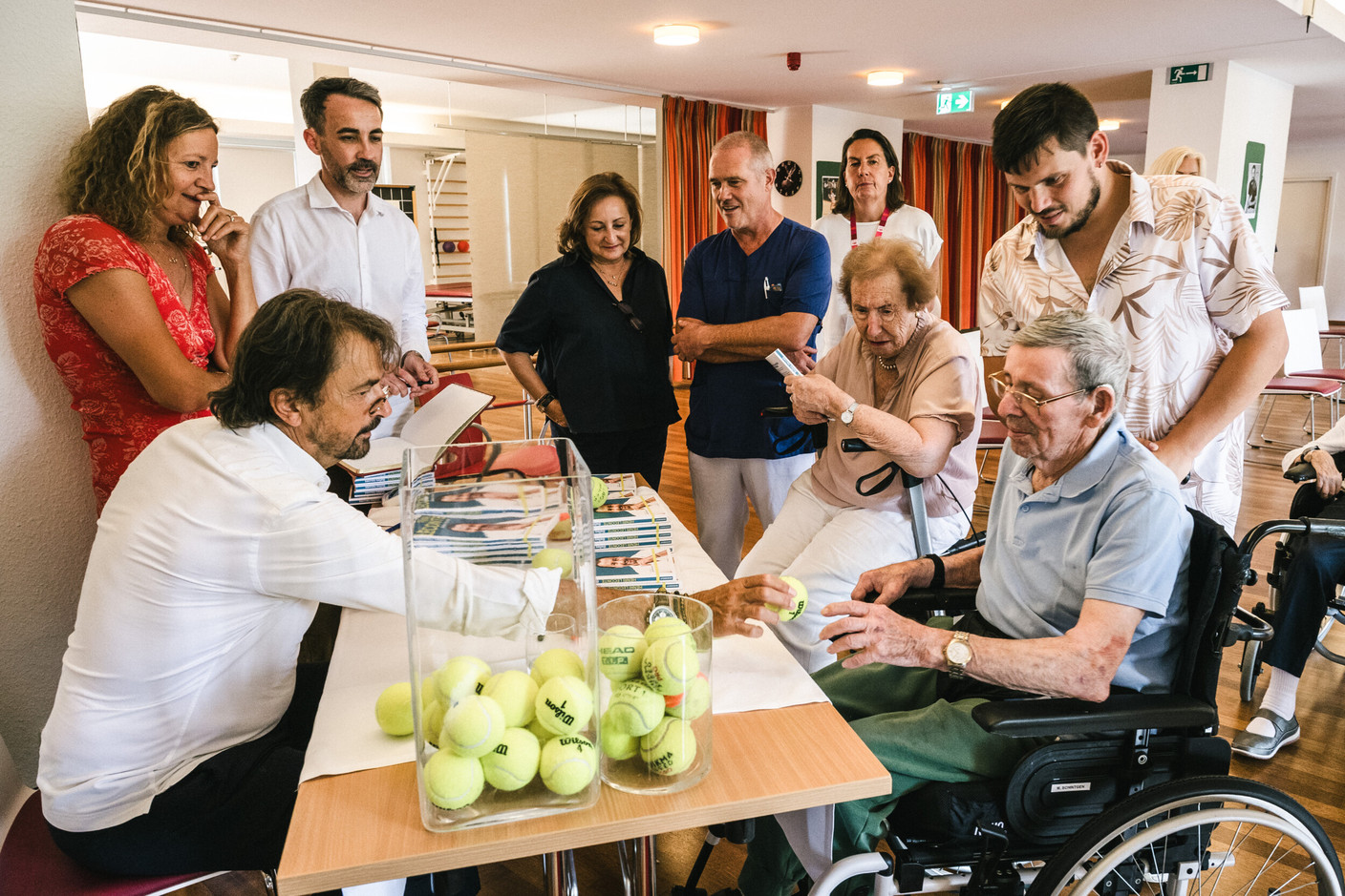Henri Leconte met with the residents of the Elysis care home in Luxembourg-Kirchberg, their relatives and families, the Elysis staff, and around twenty children from Strassen Primary School. (Photo: Boris Patzek)