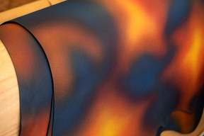 Cuir d’exception: Hermès réalise des cuirs à la demande de ses clients, comme celui-ci, peint à la main, dont le rendu unique crée un effet d’optique. (Photo: Eric Chenal)
