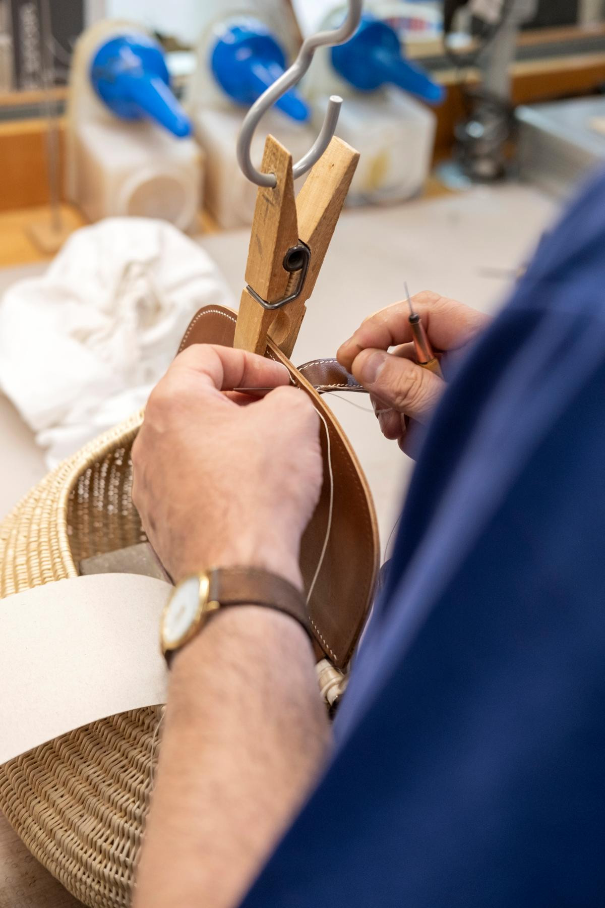 L’art de la main: pour réaliser ce petit panier de pêche, les artisans mettent en œuvre des techniques traditionnelles telles que le point sellier. (Photo: Eric Chenal)