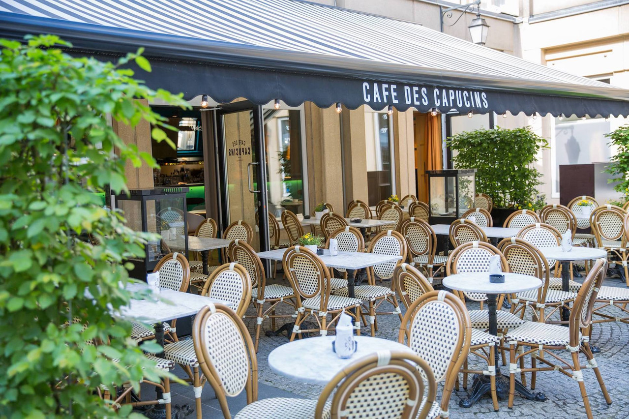 Avec son ambiance intemporelle et son calme à quelques pas de la Grand-Rue, la terrasse du Café des Capucins est un endroit tout trouvé pour une pause gourmande lors d’une virée shopping ou pour l’apéritif…  (Photo: Weidert Alexandre / Café des Capucins)
