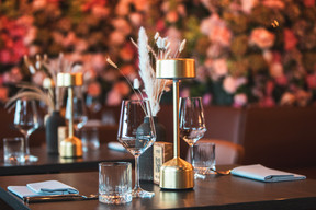 A cozy atmosphere that reinvents itself as a real party space after dark.  Eva Krins (Maison Moderne)