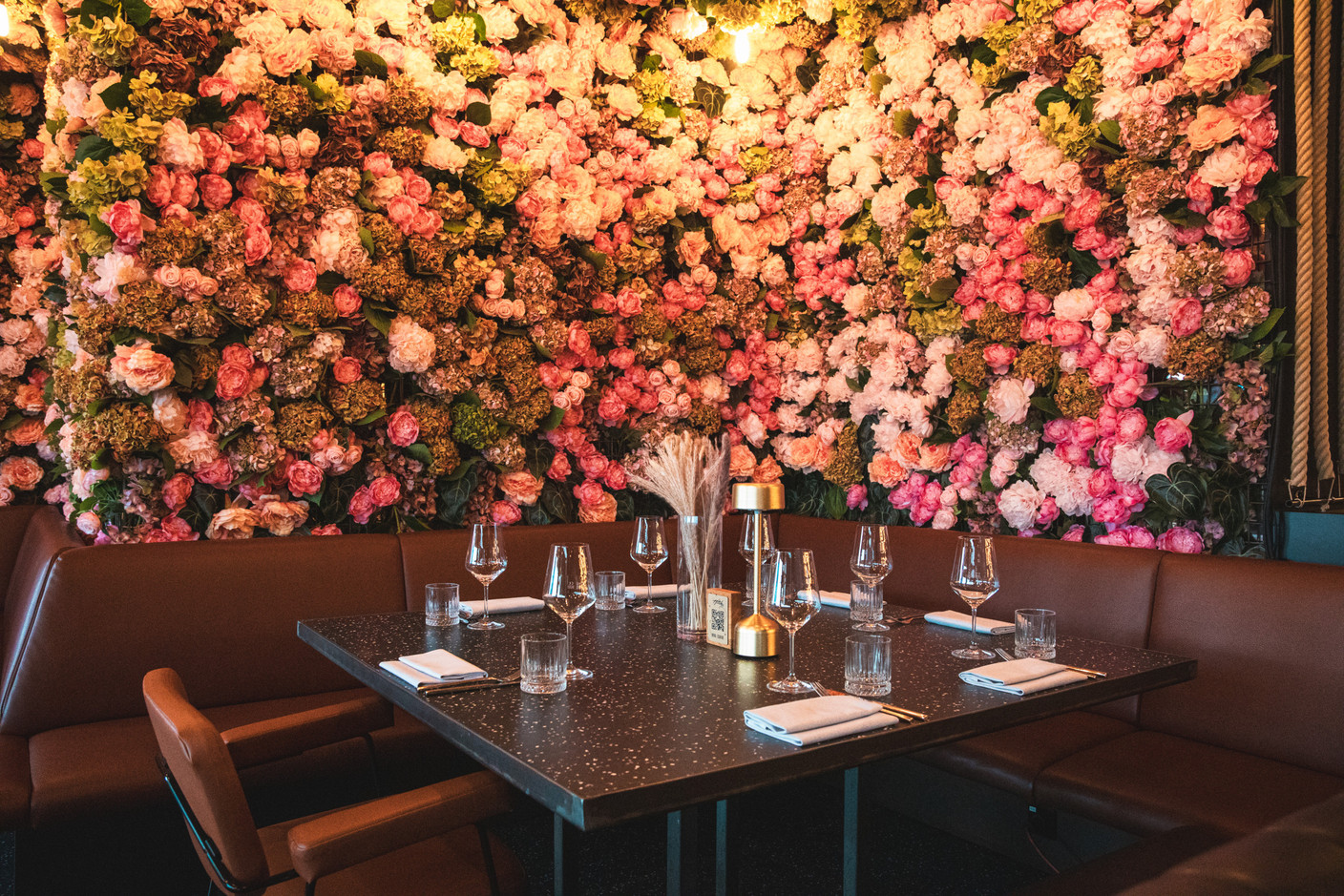 A cozy atmosphere that reinvents itself as a party space after dark.  Eva Krins (Maison Moderne)