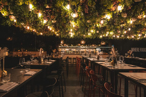 Une atmosphère cosy qui se réinvente en véritable lieu de fête à la nuit tombée.  (Photo: Eva Krins/Maison Moderne)